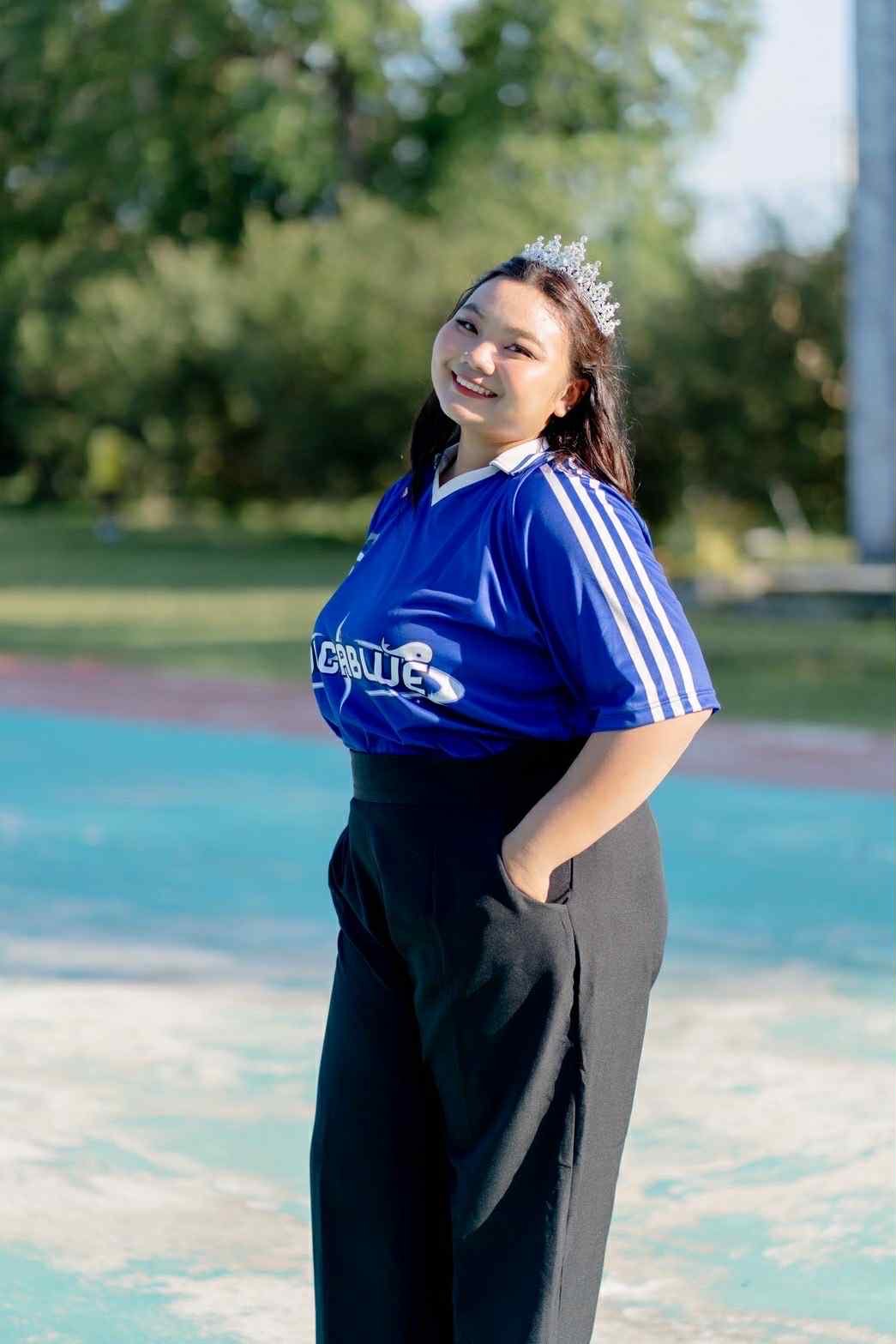 เสื้อสีดำท่าทางเปิดแขน