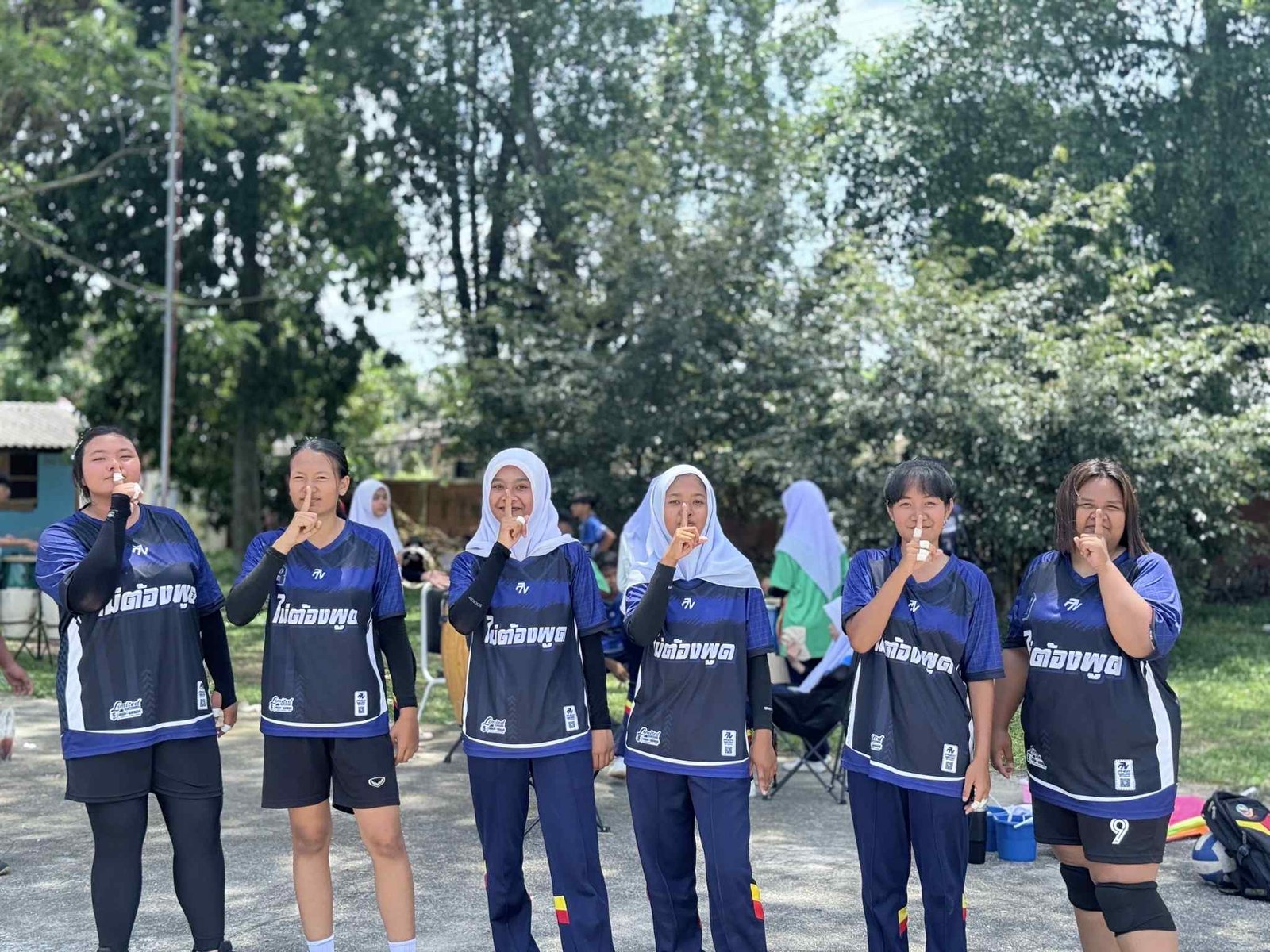 เสื้อกีฬาคอวี