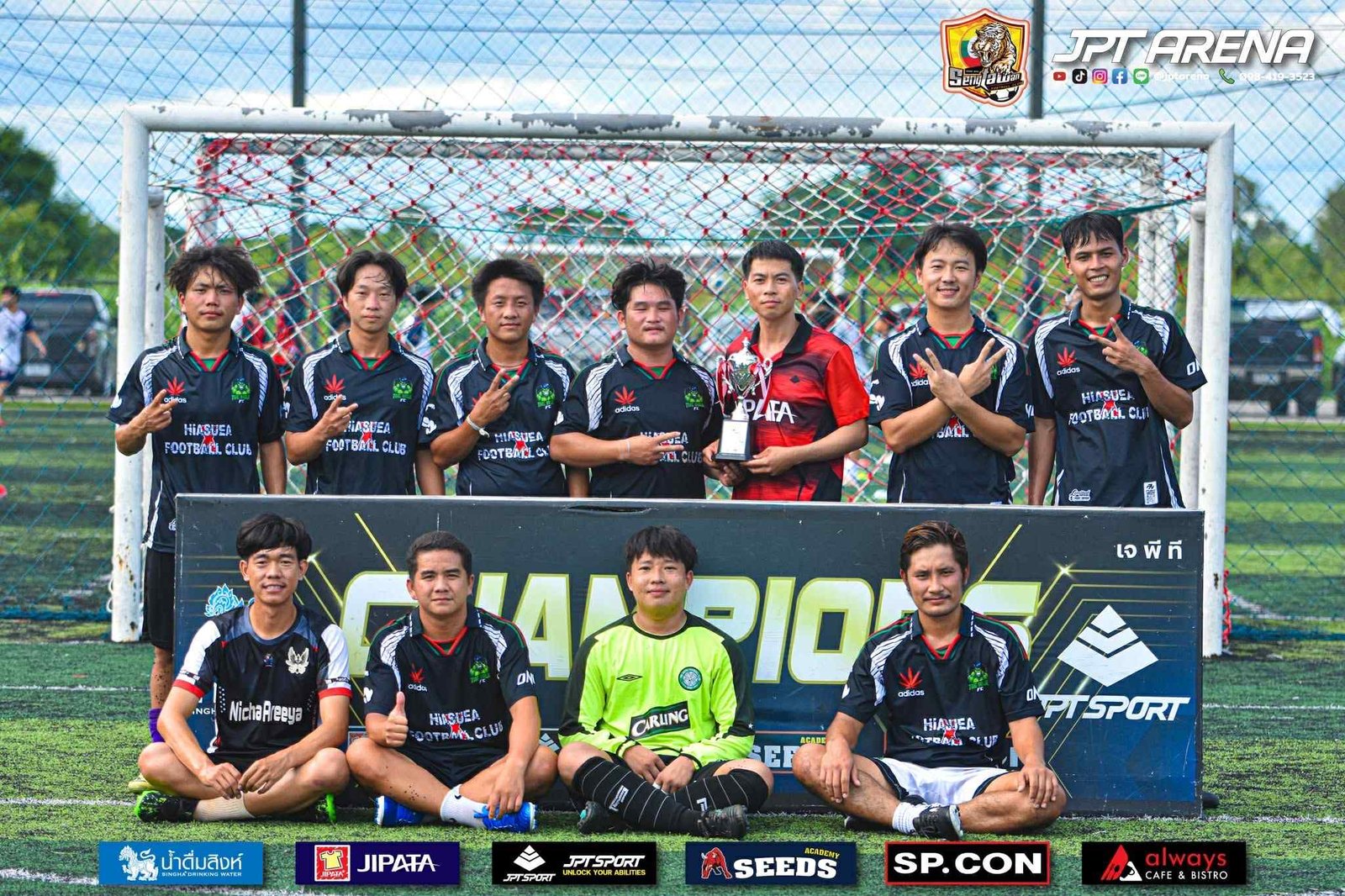 ทีมหญิงต่อแถวในชุดสีน้ำเงิน